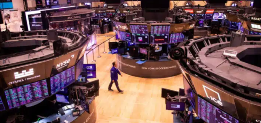 العقود الآجلة للأسهم الأميركية تستقر مع انطلاق أغسطس وسط مخاوف من التضخم والتباطؤ الاقتصادي