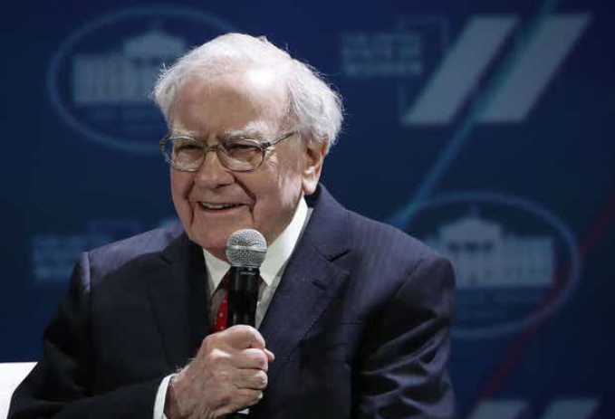 وارن بافيت يكشف رؤيته للأسواق: استثمارات بيركشاير بين الأسهم الأمريكية والرهانات اليابانية
