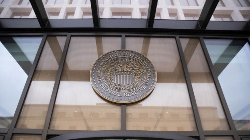 الاحتياطي الفيدرالي الأمريكي يلمّح إلى مسار أكثر توازنًا للسياسة النقدية وسط تضخم غير مستقر
