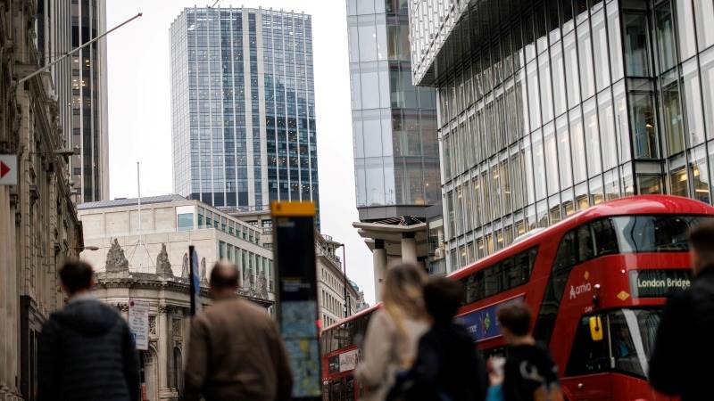 الاقتصاد البريطاني يحقق نموًا في الربع الأول وسط تراجع العجز التجاري وضعف الإنتاج الصناعي في مارس