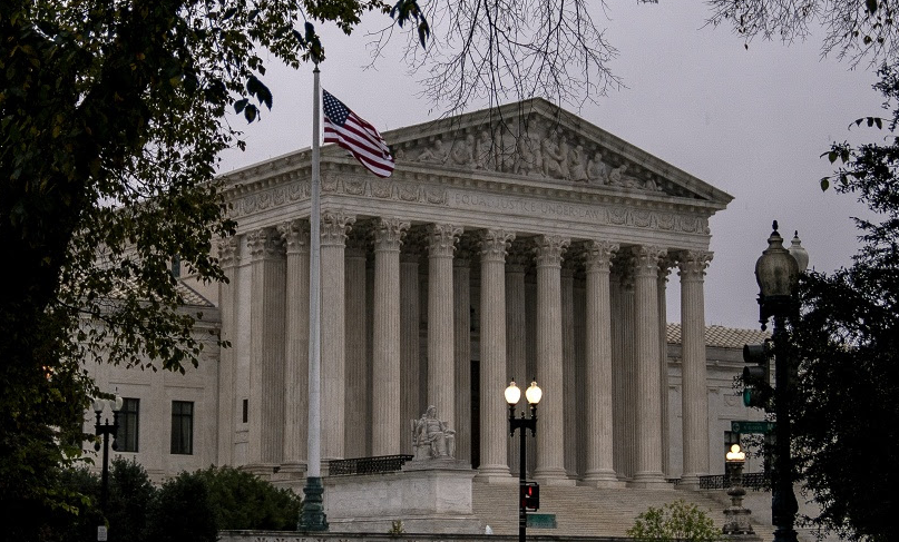 الفيدرالي يُبقي على أسعار الفائدة دون تغيير ويخفض توقعات النمو لعام 2025