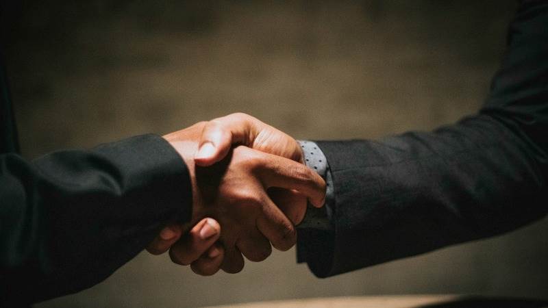 تراجع مفاجئ في التوظيف بالقطاع الخاص بالتزامن مع انخفاض حاد في تسريحات الوظائف خلال يونيو