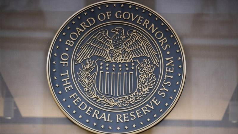 الاحتياطي الفيدرالي يُبقي على أسعار الفائدة دون تغيير وسط تباطؤ النمو وتضخم مرتفع