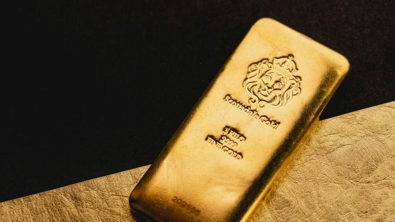 الذهب يحقق عامًا استثنائيًا في 2024 وسط اضطرابات جيوسياسية واقتصادية